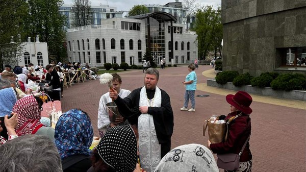 В храме Христа Спасителя в Калининграде прошли пасхальные богослужения
В храме Христа Спасителя в Калининграде прошли пасхальные богослужения