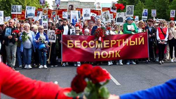 
                    Тысячи людей в Берлине приняли участие в мероприятиях ко Дню Победы

        