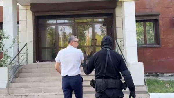 
                    СК задержал начальника госпредприятия по делу о превышении полномочий в Бурятии

        