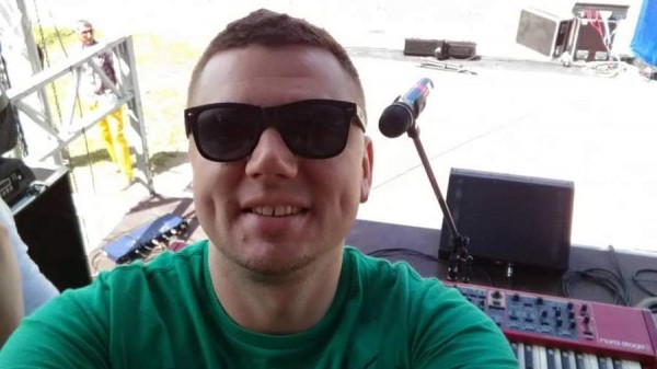 Клавишник из команды певицы МакSим Дмитрий Иванов умер на 42-м году жизни
Клавишник из команды певицы МакSим Дмитрий Иванов умер на 42-м году жизни