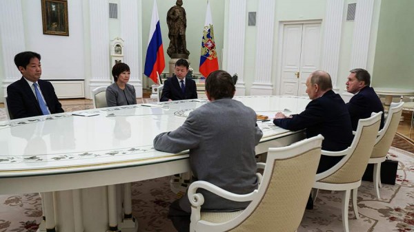 
                    Правительство Японии отказалось комментировать встречу вдовы Абэ с Путиным

        
