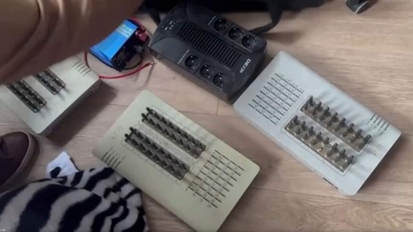 
                    ФСБ показала кадры задержания пособников телефонных мошенников

        
