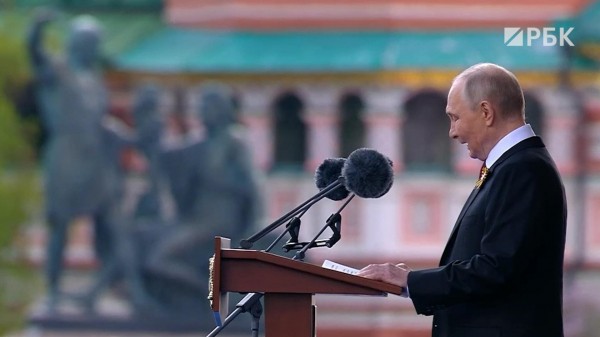 Путин оценил вклад западных союзников и Китая в Победу
Путин оценил вклад западных союзников и Китая в Победу