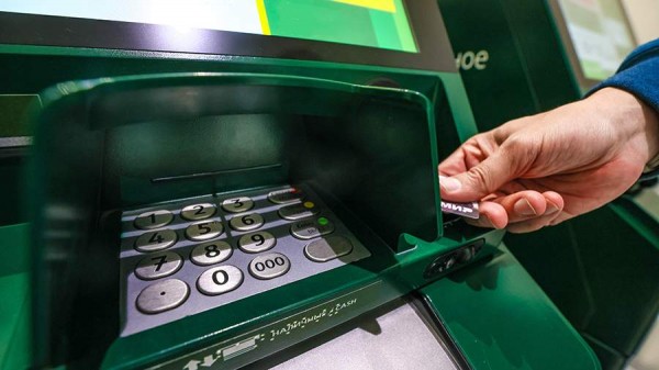 
                    Банки призвали ввести лимит на переводы с карт подростков

        