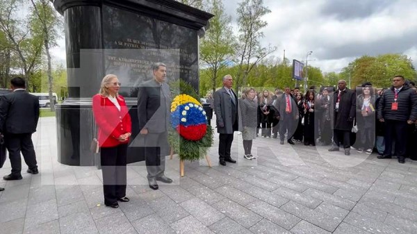 Президенты Кубы и Венесуэлы возложили цветы к памятнику Симону Боливару
Президенты Кубы и Венесуэлы возложили цветы к памятнику Симону Боливару