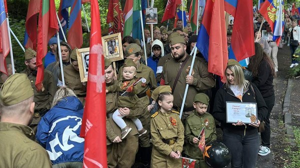 
                    В Кельне участники &laquo;Бессмертного полка&raquo; вышли на марш в форме советских солдат

        