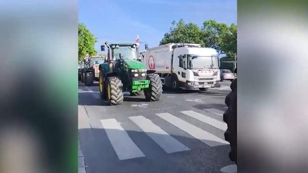 
                    Протестующие фермеры на тракторах прибыли к зданию нацсобрания в Париже

        