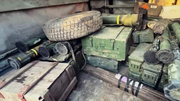 
                    ФСБ выявила крупный тайник с оружием украинских диверсантов в Курахово

        
