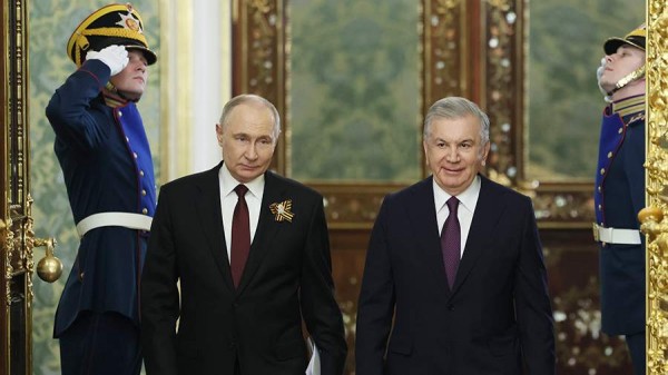 
                    Путин встретился с президентом Узбекистана в Кремле

        