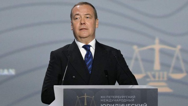 Медведев пошутил о «салфетке Макрона» во время речи об Украине
Медведев пошутил о «салфетке Макрона» во время речи об Украине