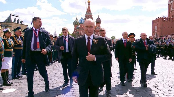 
                    Зрители приветствовали Путина аплодисментами и скандировали &laquo;Россия&raquo; на параде Победы

        