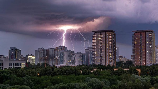 
                    &laquo;Желтый&raquo; уровень опасности из-за грозы объявлен в Московском регионе на 16 мая

        