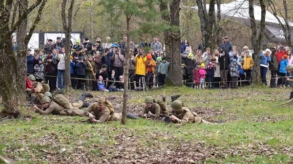 
                    В Вологде прошла реконструкция боев времен Великой Отечественной войны

        