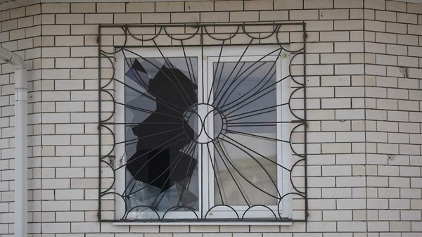 
                    Три частных дома повреждены в Анапе в результате падения обломков БПЛА

        
