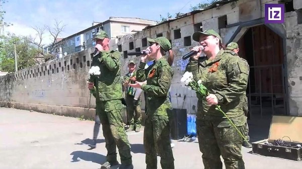 
                    Военнослужащие ВС РФ поздравили жителей ДНР и Запорожской области с Днем Победы

        