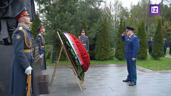 Генпрокурор РФ возложил цветы к памятнику воинам-красноармейцам в Подмосковье
Генпрокурор РФ возложил цветы к памятнику воинам-красноармейцам в Подмосковье