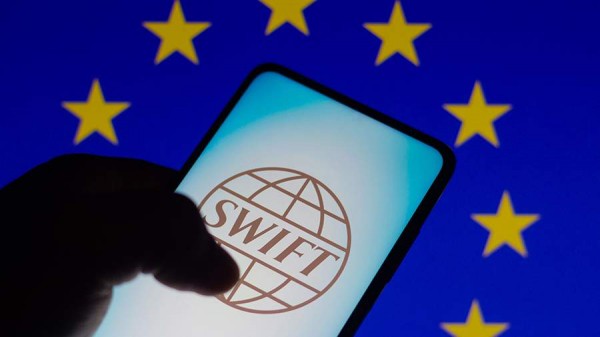 
                    Bloomberg сообщило о намерении Евросоюза отключить от SWIFT 20 банков РФ

        