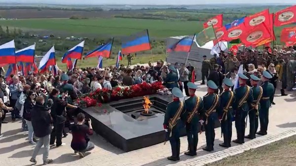 
                    Тысячи жителей ДНР почтили память погибших в ВОВ у комплекса Саур-Могила

        