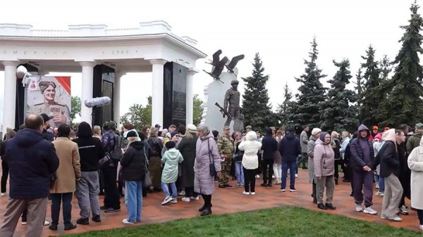 Памятники погибшим в зоне СВО героям открыли в Саранске и Ковылкино в Мордовии
Памятники погибшим в зоне СВО героям открыли в Саранске и Ковылкино в Мордовии