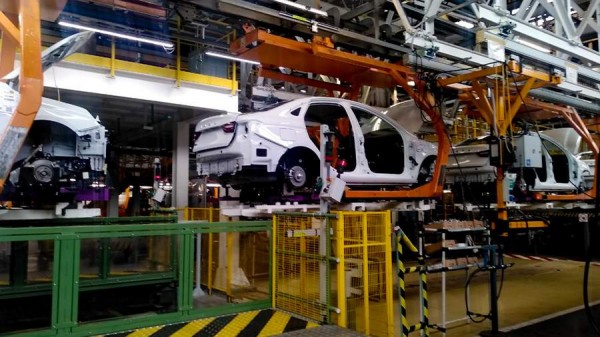 
                    АвтоВАЗ возобновил сборку машин после отпуска

        