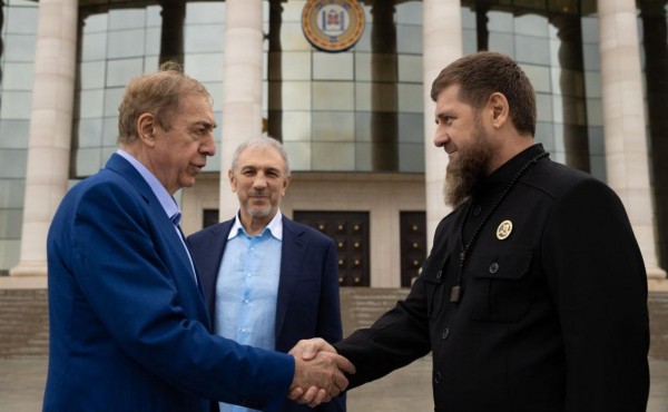 
                    Кадыров присвоил Гуцериеву звание почетного гражданина Чечни
                