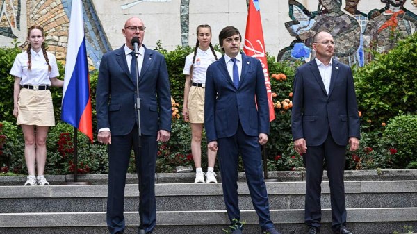 
                    Чернышенко и Кравцов отправили послание потомкам вместе с детьми в &laquo;Артеке&raquo;

        
