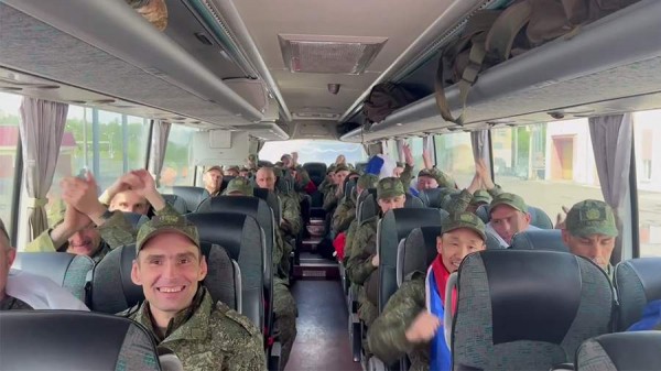 
                    Минобороны опубликовало кадры возвращения российских военных из украинского плена

        