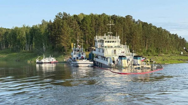 В Красноярском крае из-за разлива топлива на Енисее объявили режим ЧС
В Красноярском крае из-за разлива топлива на Енисее объявили режим ЧС
