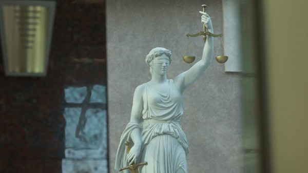 
                    Бывшего топ-менеджера Центробанка заочно арестовали по делу о мошенничестве

        
