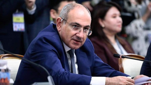 Пашинян назвал миллиардера Карапетяна мошенником
Пашинян назвал миллиардера Карапетяна мошенником