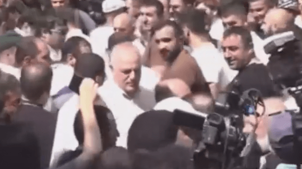 
                    В Армении завели дело на протестующих, отбивших у силовиков архиепископа
                