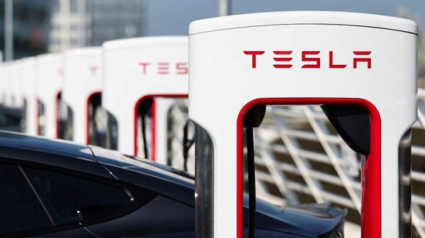 
                    Котировки Tesla обвалились после перепалки Трампа с Маском

        