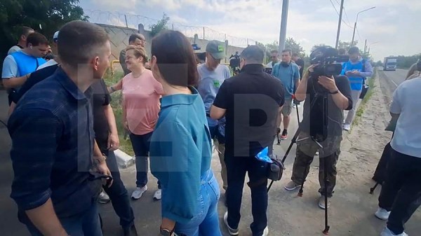 Иностранные журналисты приехали к месту стоянки машин с телами боевиков ВСУ
Иностранные журналисты приехали к месту стоянки машин с телами боевиков ВСУ