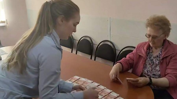 Полиция задержала курьера аферистов и вернула пенсионерке 920 тыс. рублей в Ачинске
Полиция задержала курьера аферистов и вернула пенсионерке 920 тыс. рублей в Ачинске