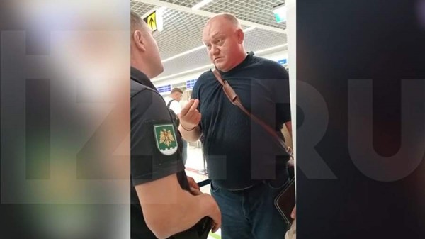 Представителя молдавской оппозиции Болю задержали в аэропорту Кишинева
Представителя молдавской оппозиции Болю задержали в аэропорту Кишинева