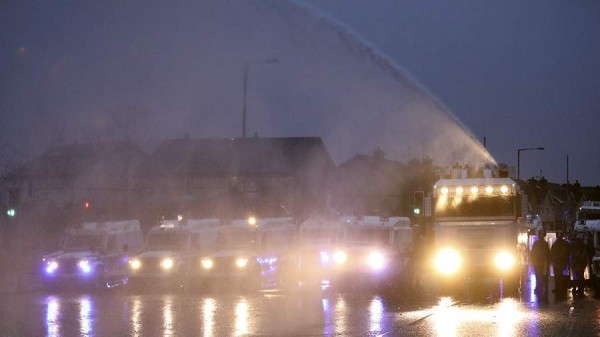
                    Полицейские при беспорядках в Северной Ирландии применили водометы

        
