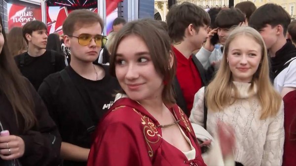 
                    Выпускница посетила &laquo;Алые паруса&raquo; в платье средневекового стиля

        