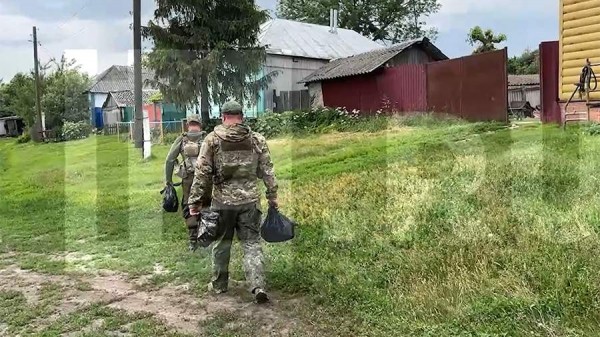 Бойцы ВС РФ в День России передали гуманитарную помощь жителям Курской области
Бойцы ВС РФ в День России передали гуманитарную помощь жителям Курской области