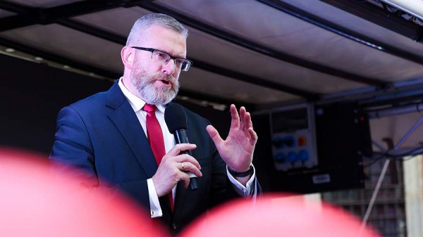 
                    Экс-кандидат в президенты Польши растоптал плакат с ЛГБТ-символикой в сейме

        