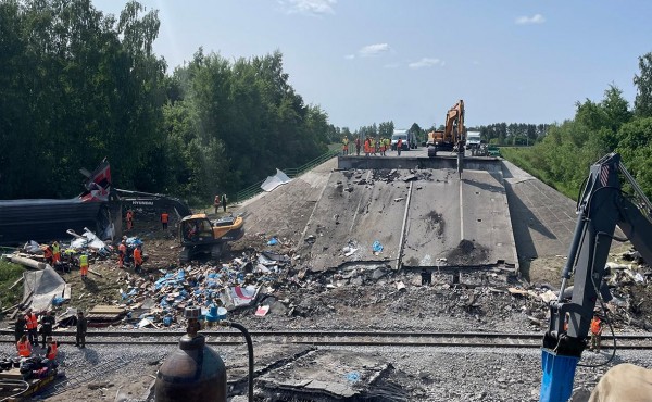 
                    Кремль обвинил властей Украины в приказе взорвать мост в Брянской области
                