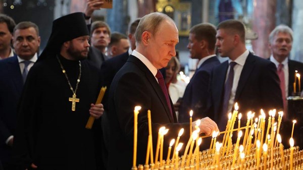 
                    Путин в День ВМФ посетил Никольский собор Кронштадта

        
