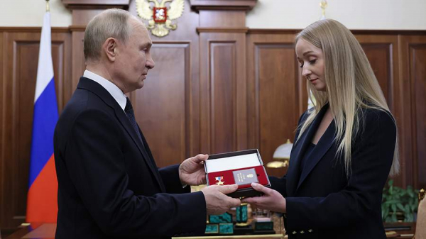 
                    Путин вручил вторую медаль &laquo;Золотая Звезда&raquo; вдове Михаила Гудкова

        