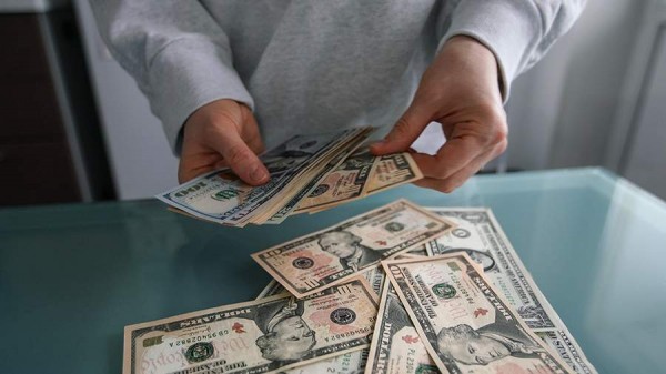 
                    Экономист посоветовал россиянам не затягивать с покупкой долларов

        