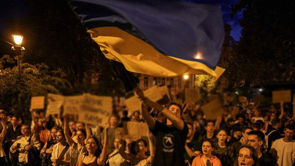 
                    На Украине сообщили о выходе более 9 тыс. человек на митинги в Киеве

        