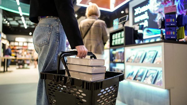 
                    Продажи книг онлайн впервые превзошли продажи в розничных точках

        