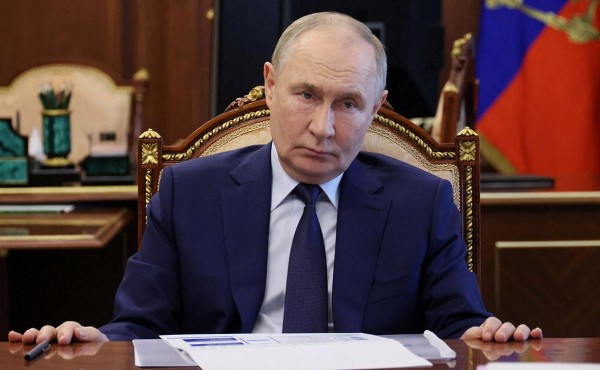 
                    Кремль оценил вероятность встречи Путина и Зеленского в августе
                