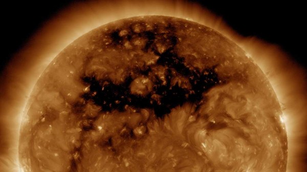 
                    На Земле началась магнитная буря из-за корональной дыры на Солнце

        