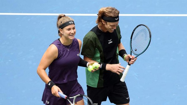 
                    Теннисист Рублев вышел в четвертьфинал US Open в миксте

        