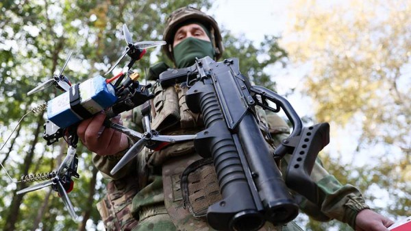 Военнослужащий ВС РФ с помощью дрона спас боевых товарищей в зоне СВО
Военнослужащий ВС РФ с помощью дрона спас боевых товарищей в зоне СВО