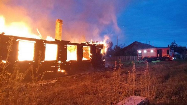 
                    В Кировской области четыре человека погибли при пожаре в многоквартирном доме

        